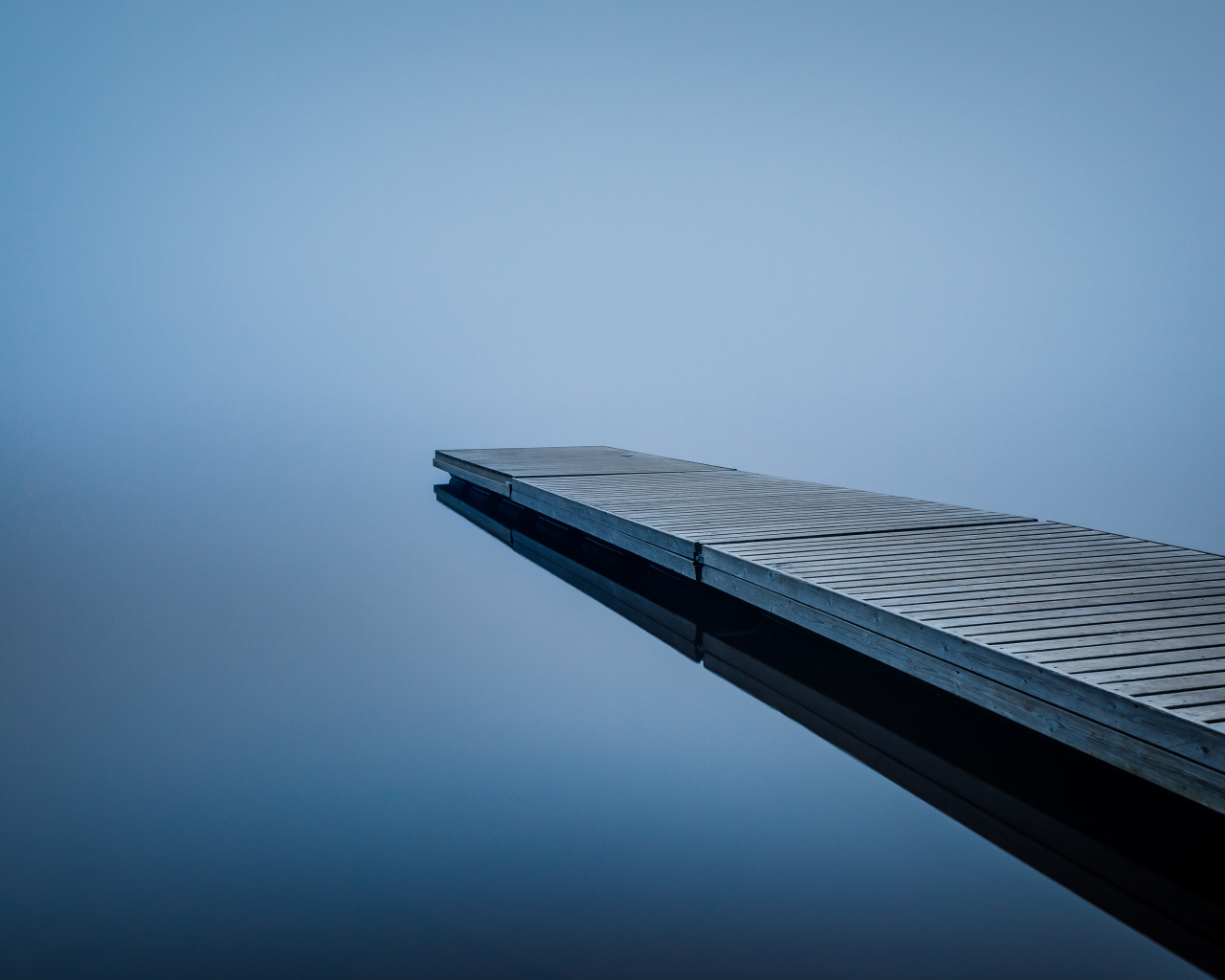 Одинокий мост у озера