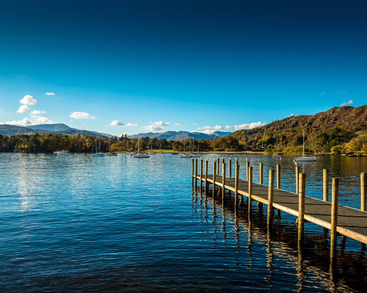 Причал для лодок на озере