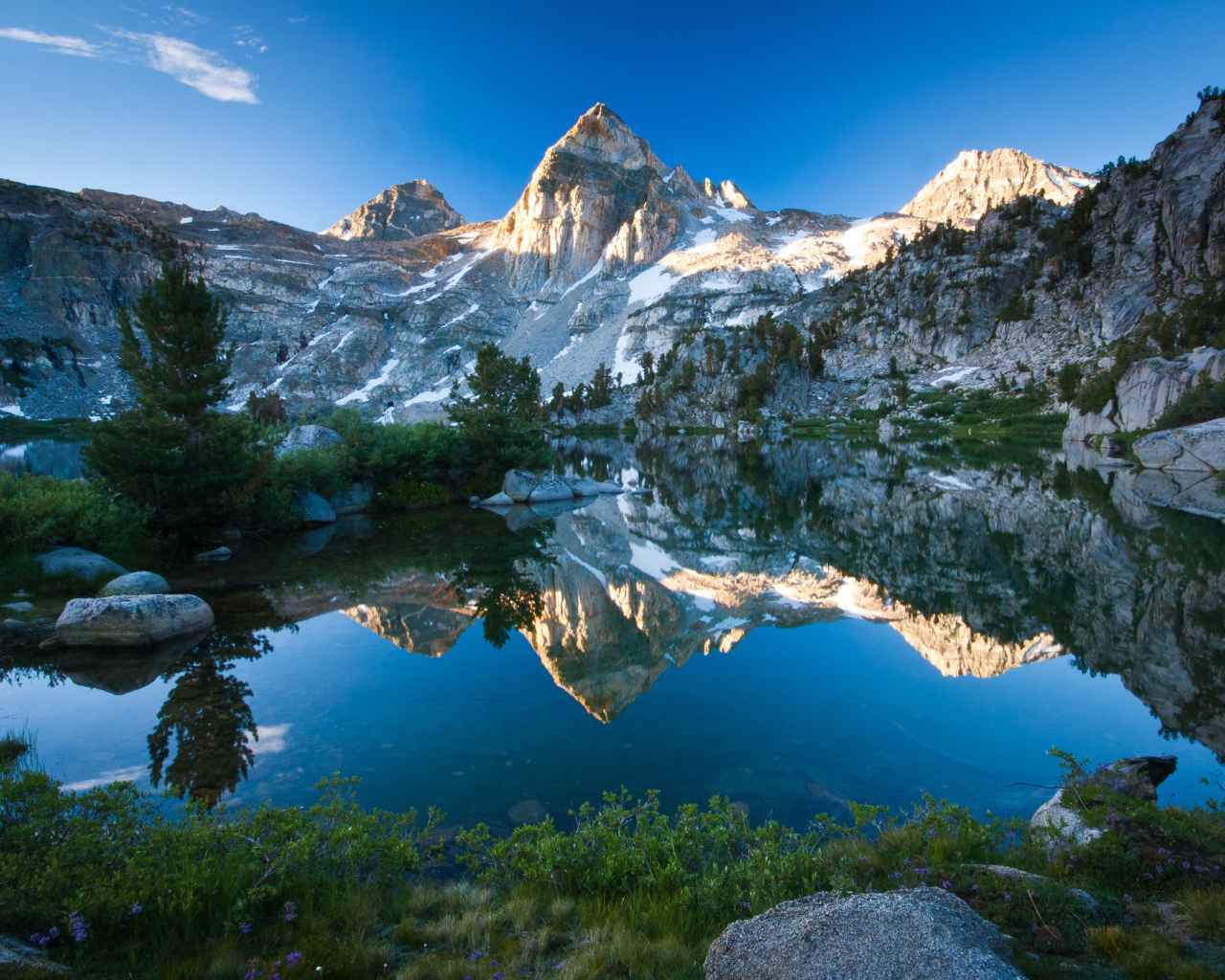 Горы отражаются в воде озера