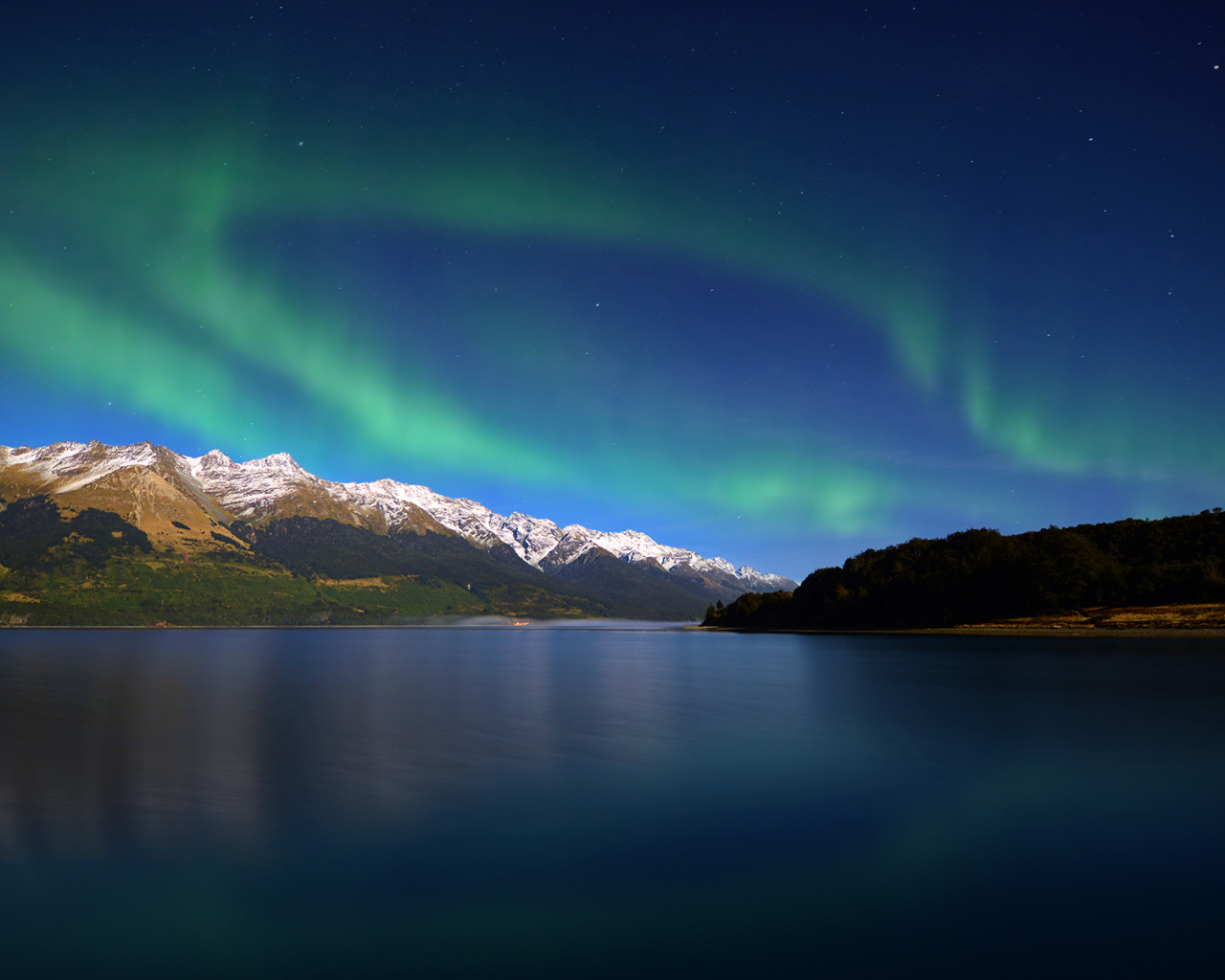 Северное сияние над озером