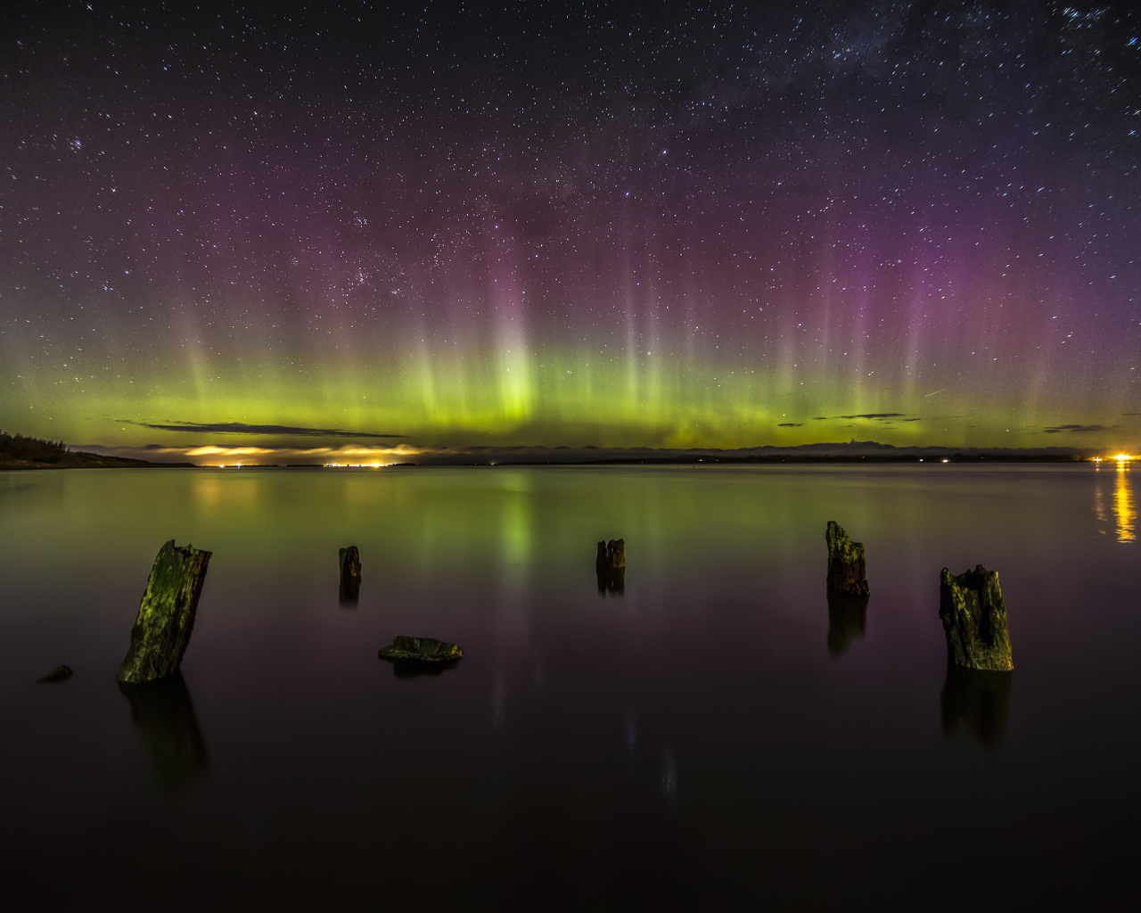 Северное сияние над озером