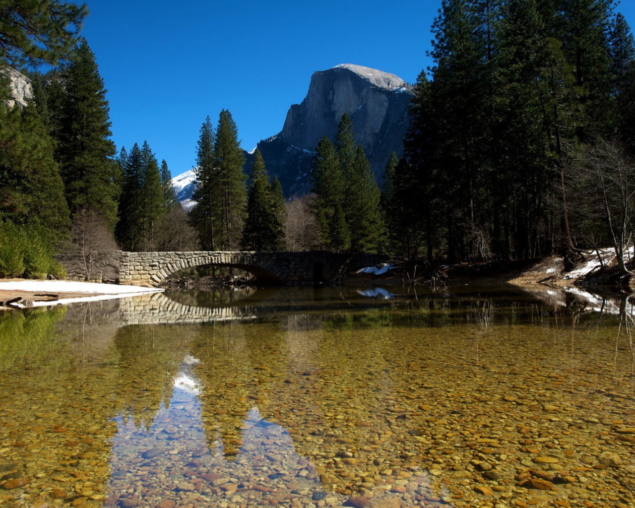 Каменный мост через реку