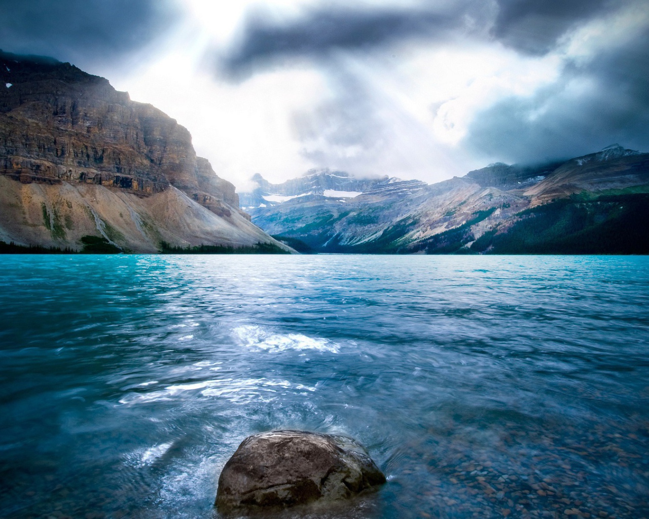 Камень у берега озера