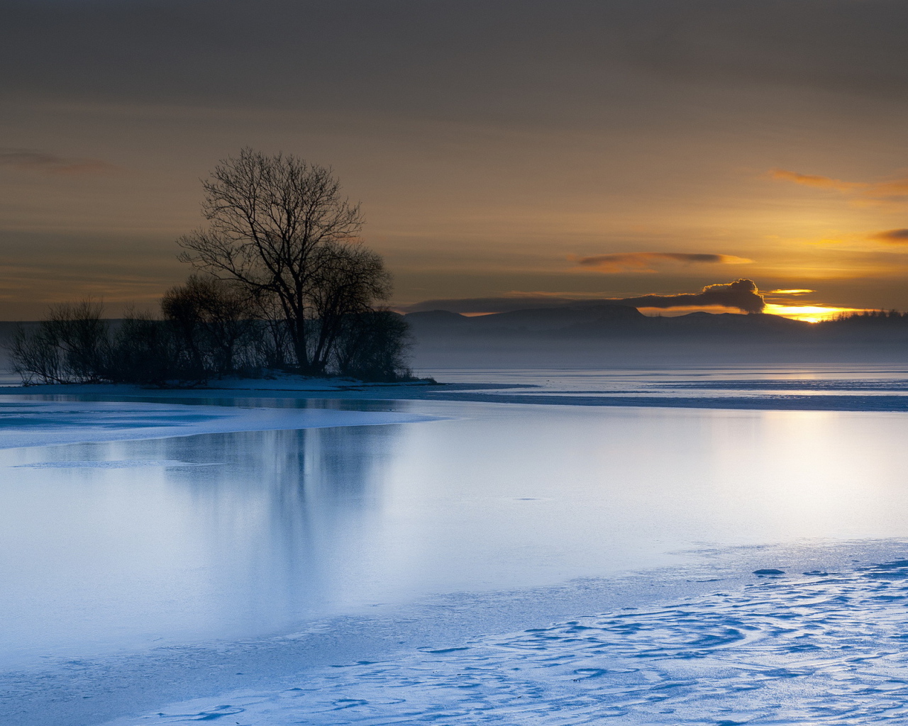 Закат над голубым озером