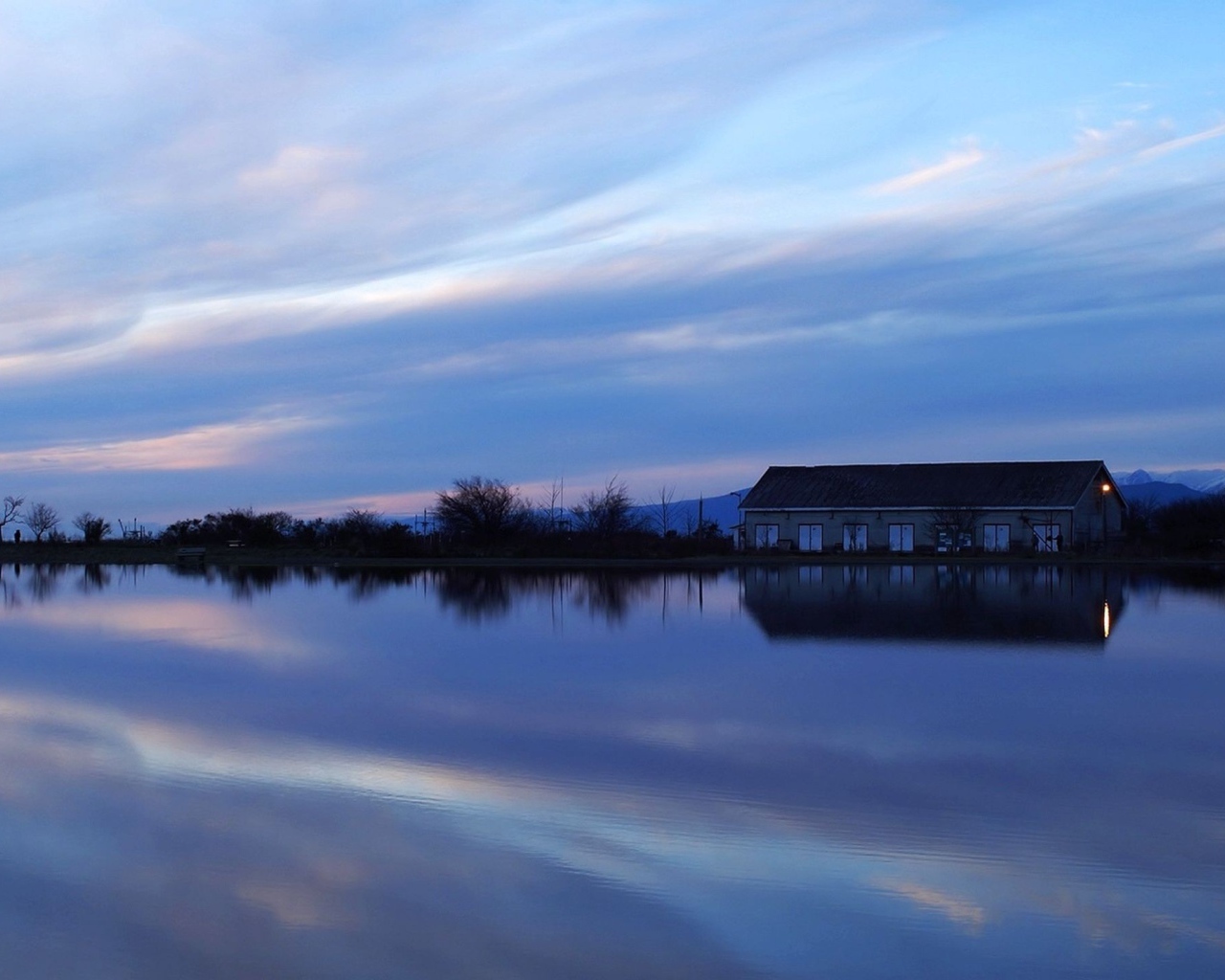 Дом на берегу озера