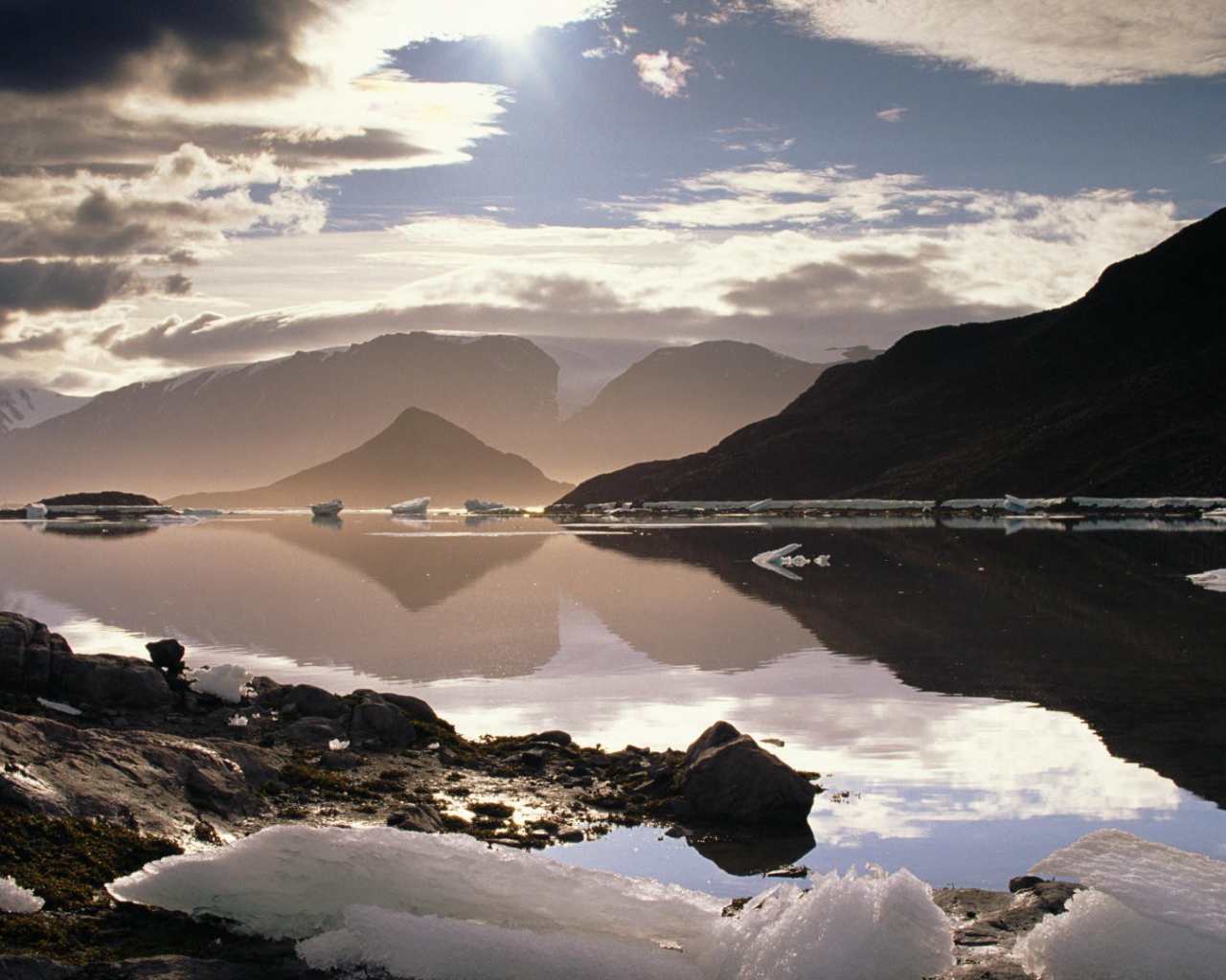 Лед на берегу горного озера