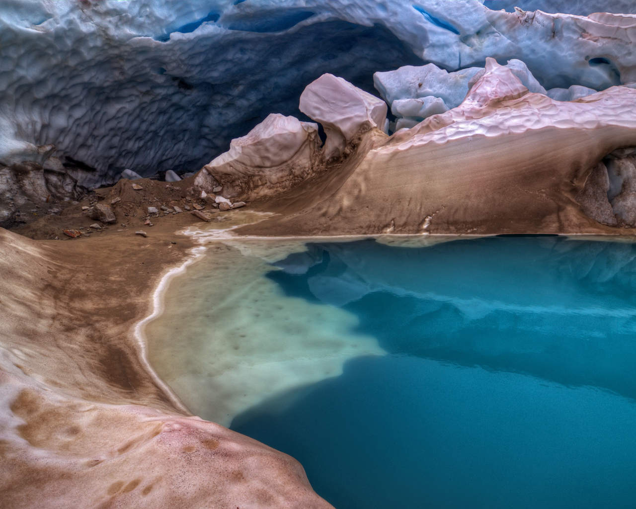 Озеро у ледника