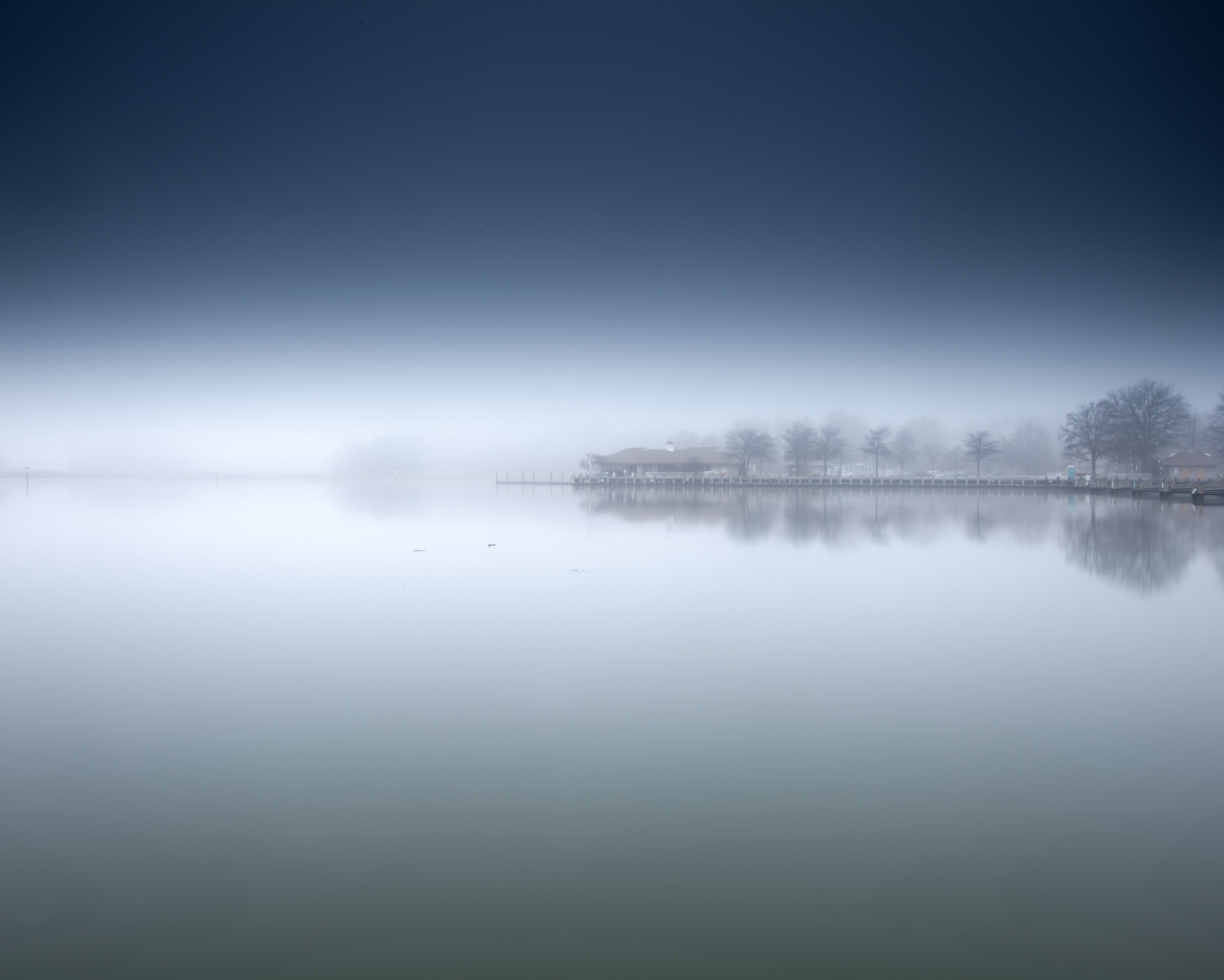 Берег озера в тумане