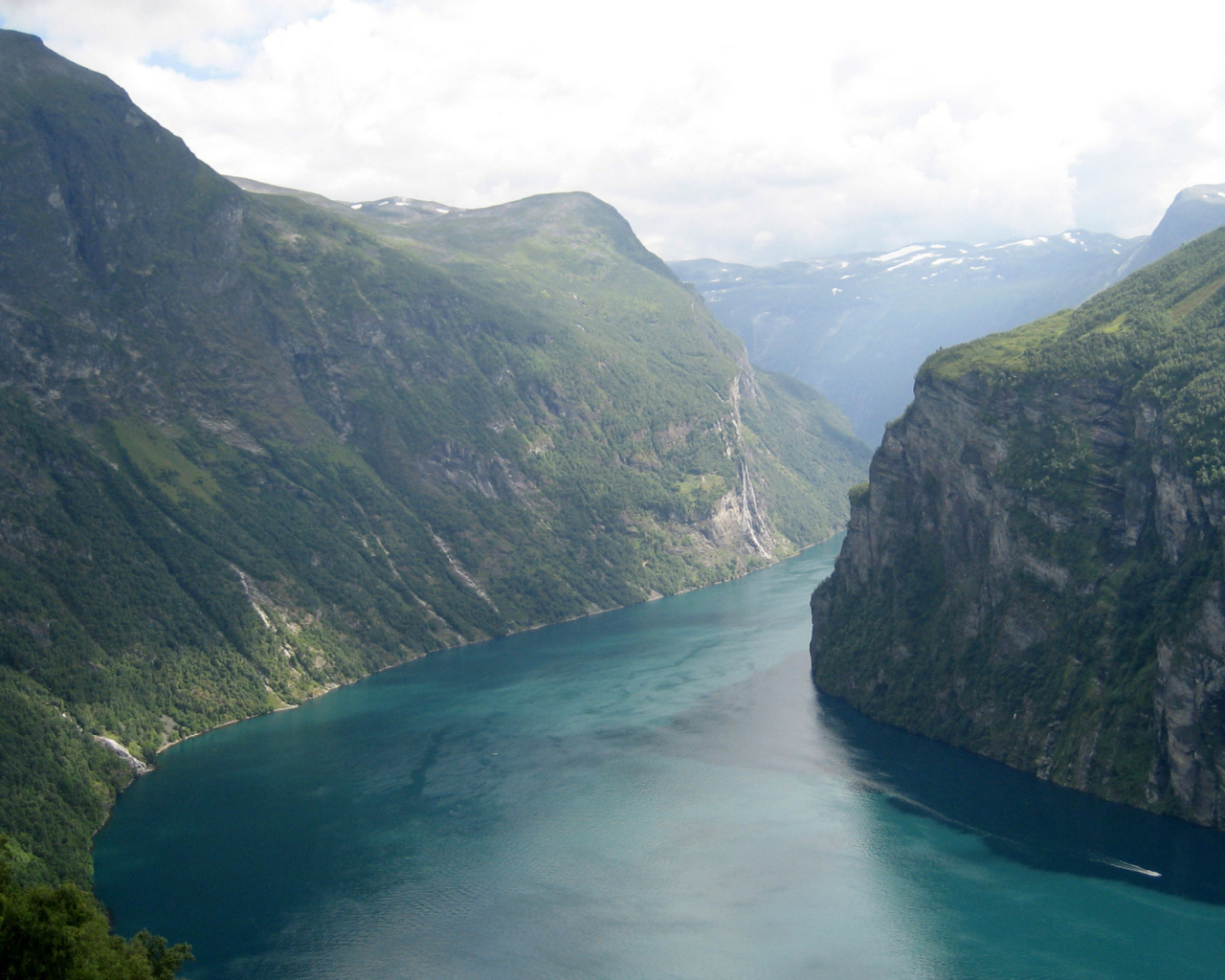 Река между гор