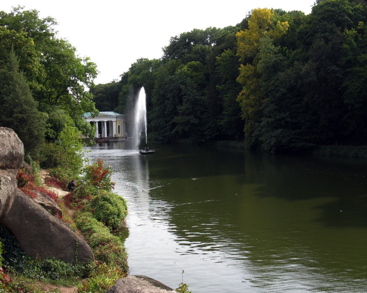 Река с фонтаном