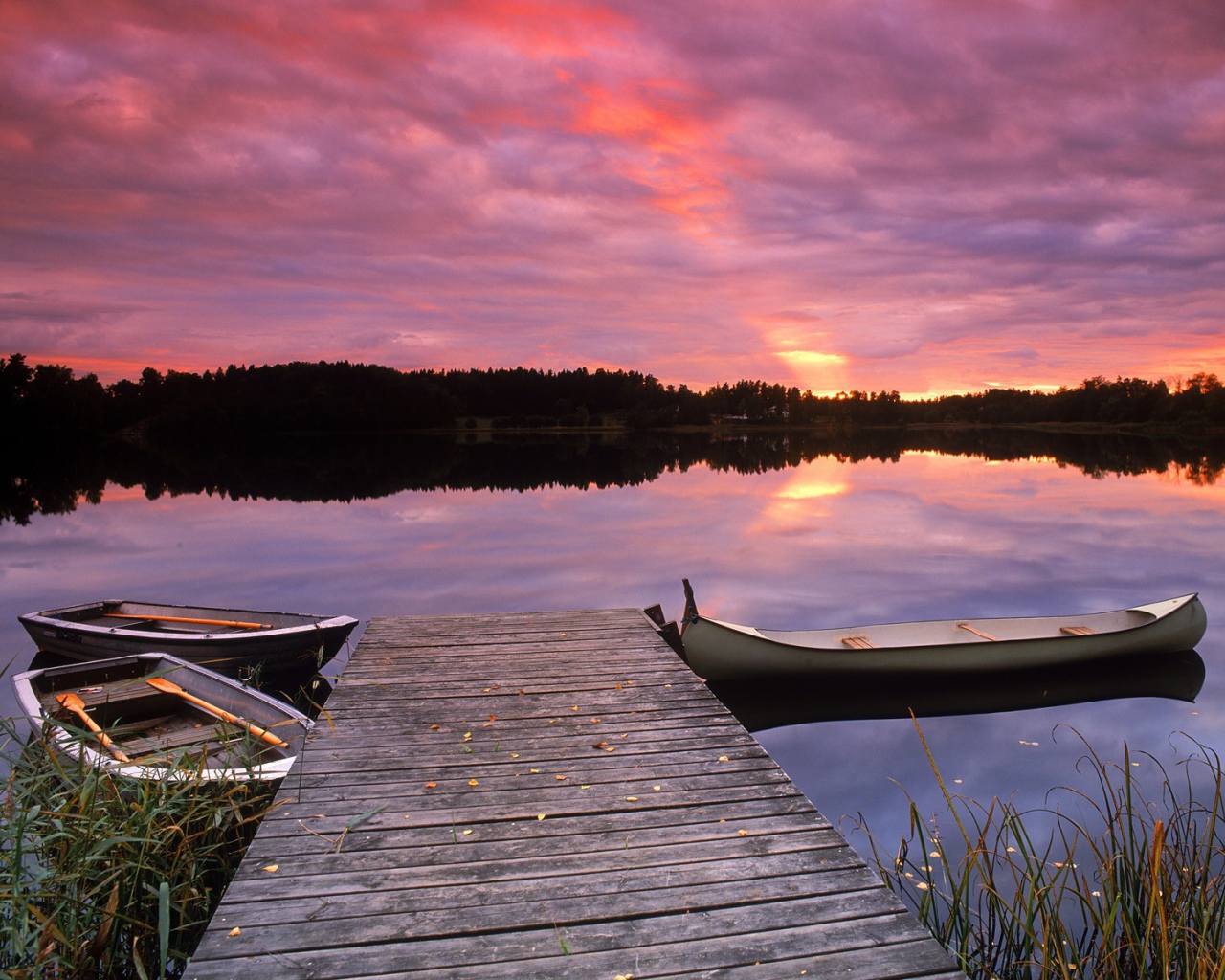 Три лодки у причала