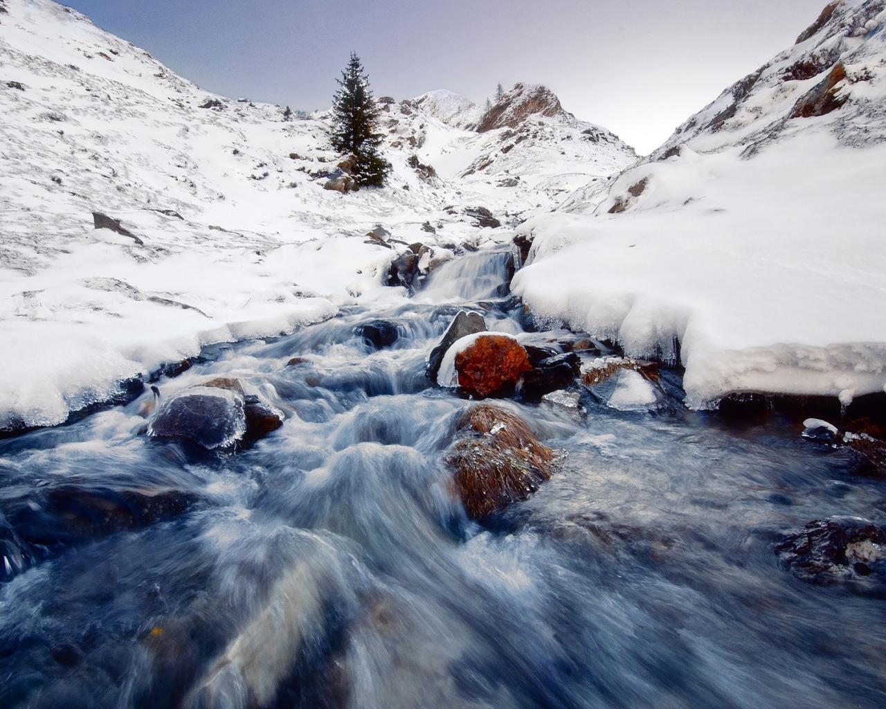Бурный поток среди снега