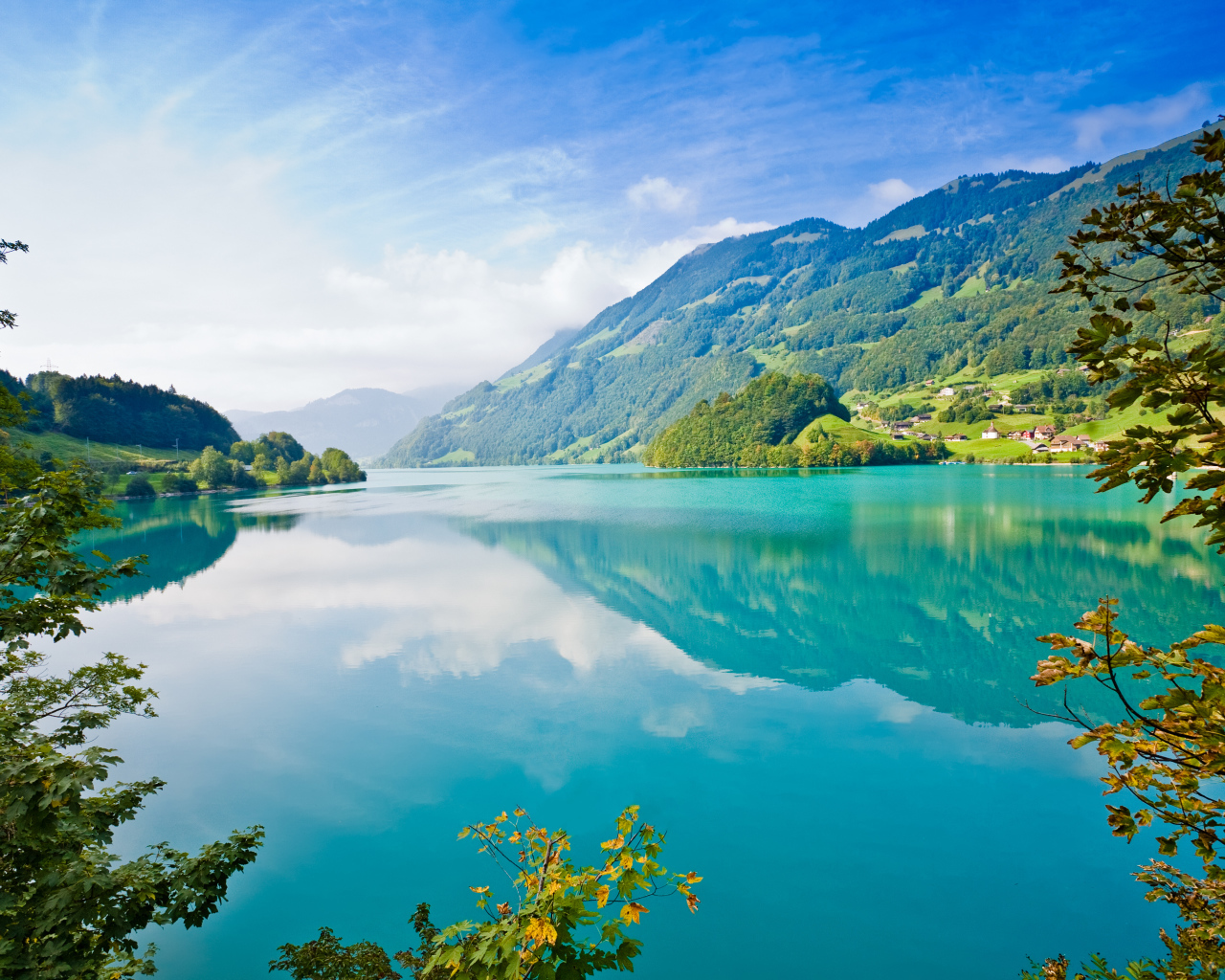 Бирюзовое озеро в горах