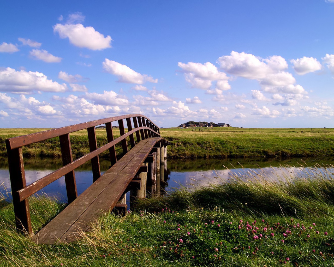 Деревянный мост через реку