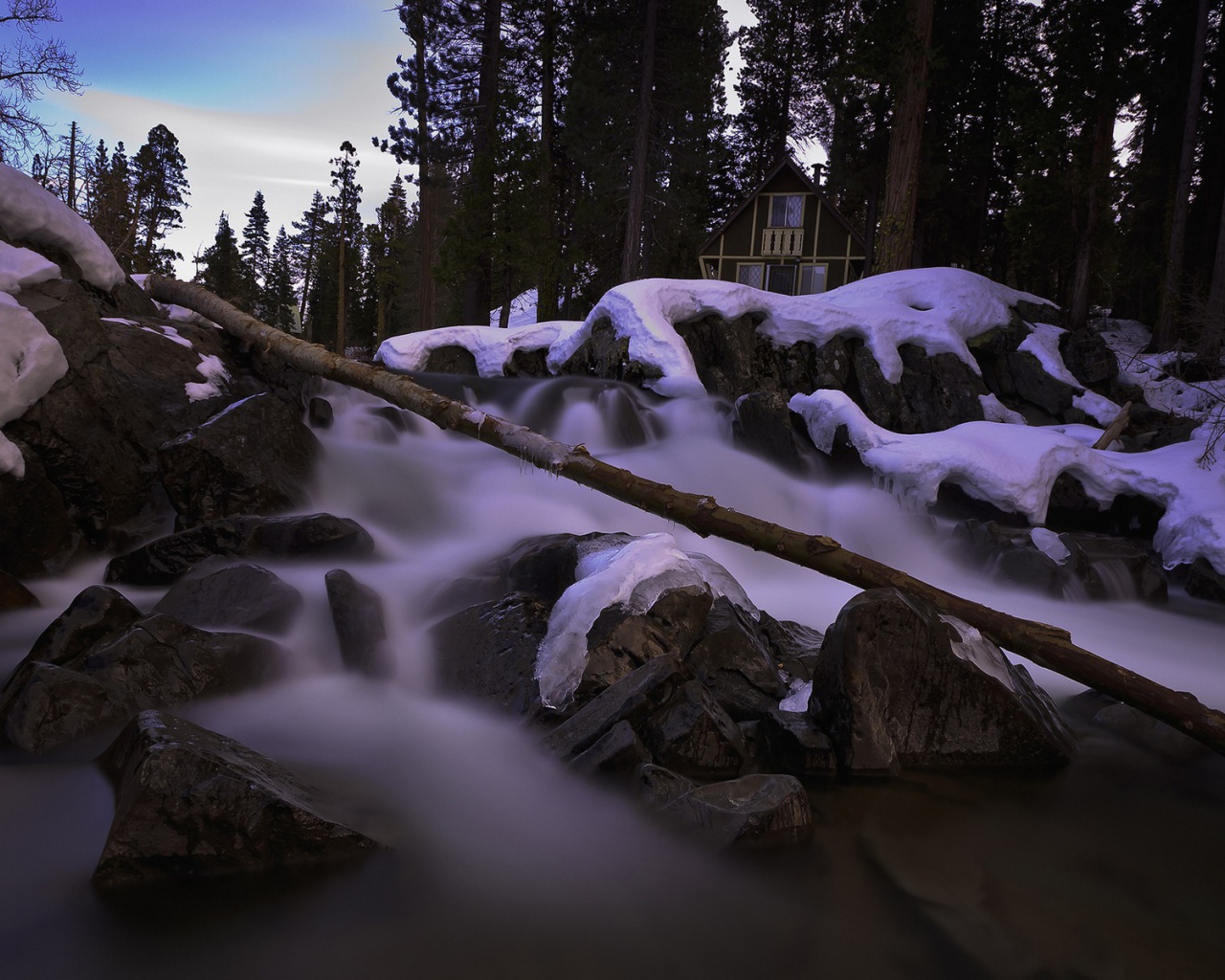 Дом у горной реки