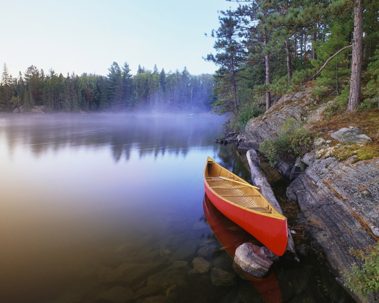 Лодка у берега озера