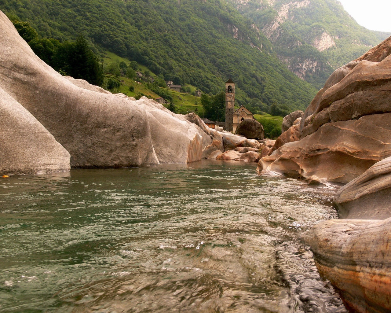 Горная река и часовня
