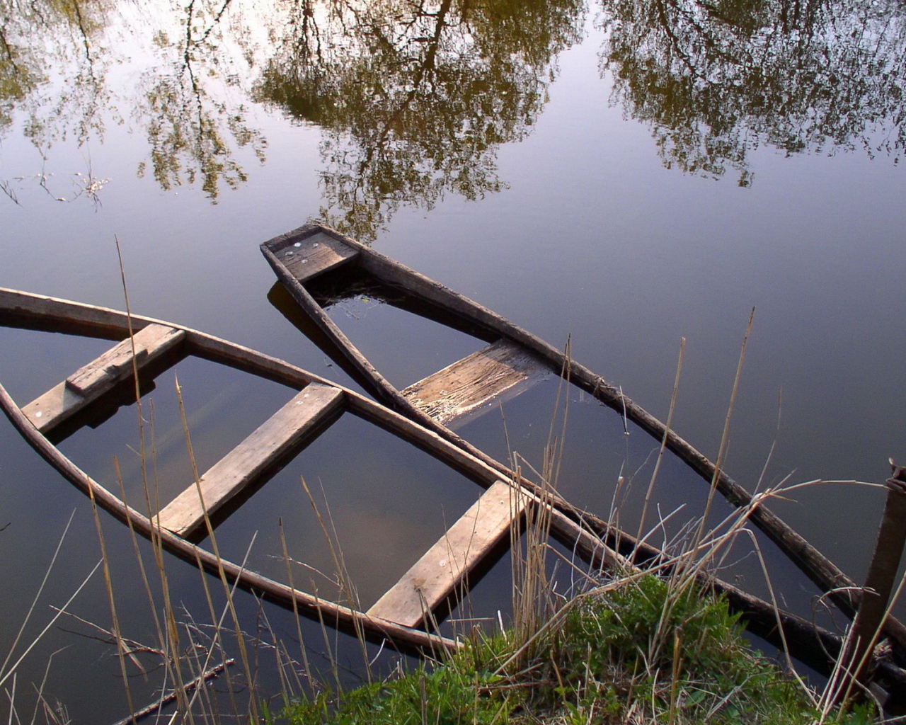 Утонувшие лодки на озере
