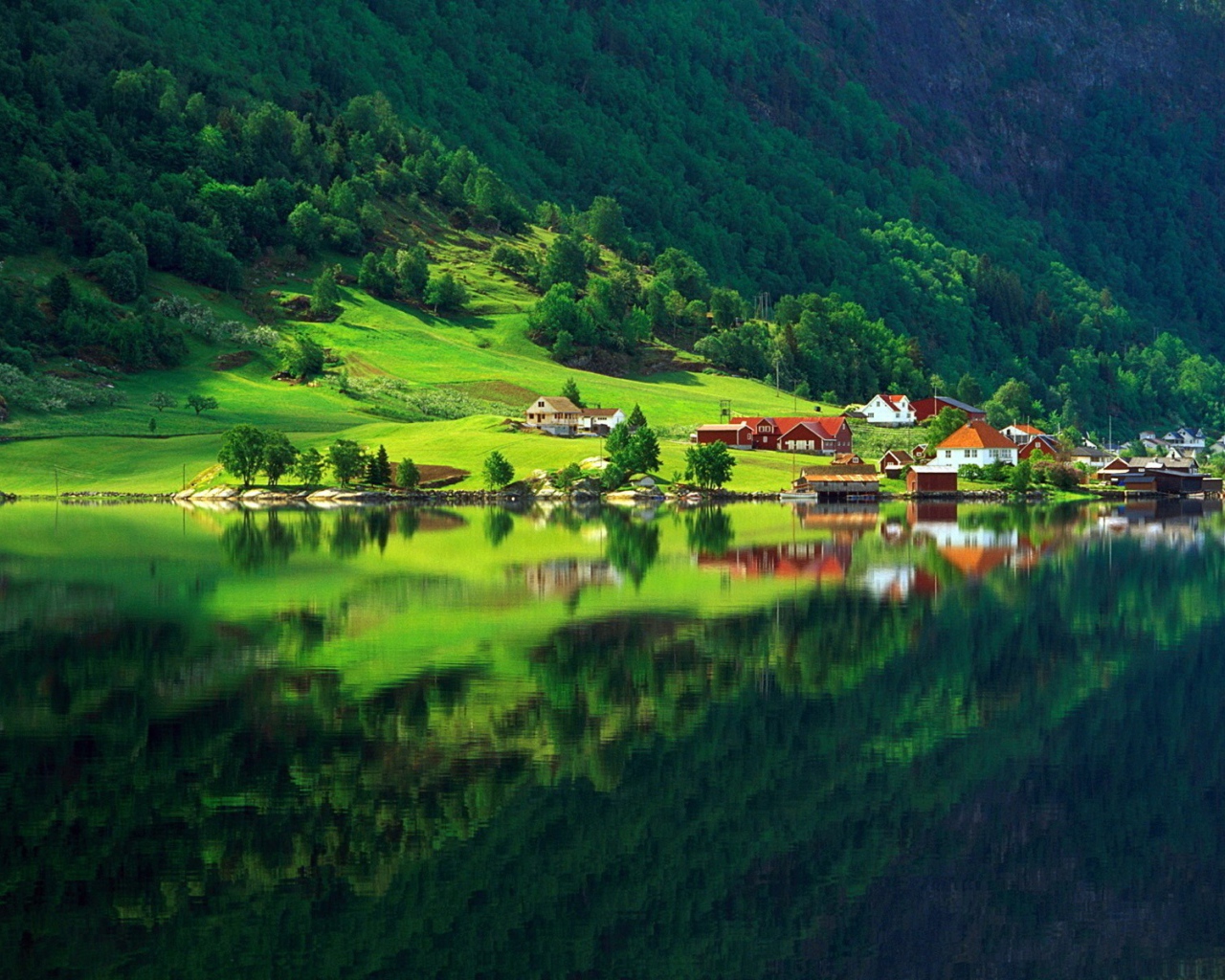 Селение на берегу озера