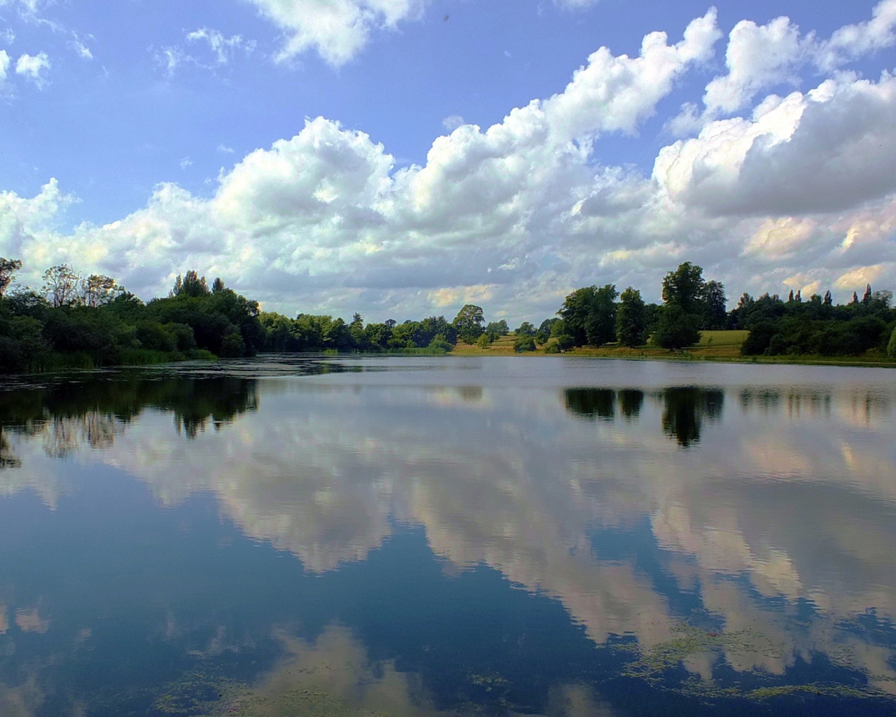 Облака отражаются в озере