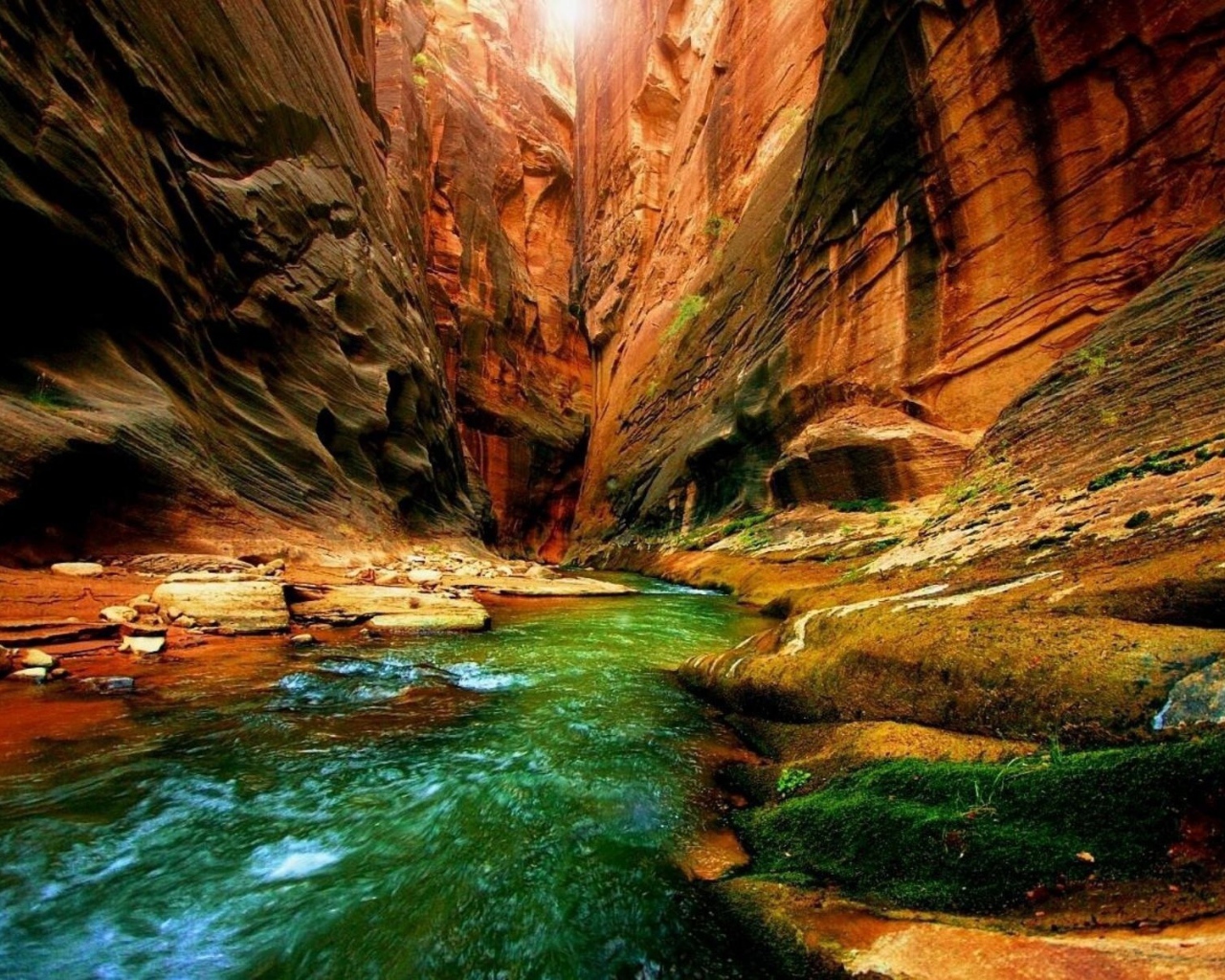 Зеленая река в ущелье