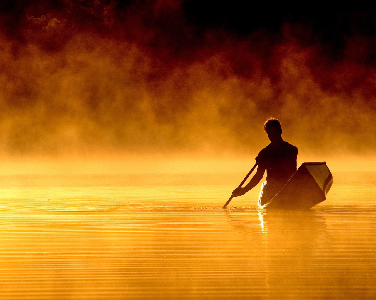 Человек на лодке в тумане