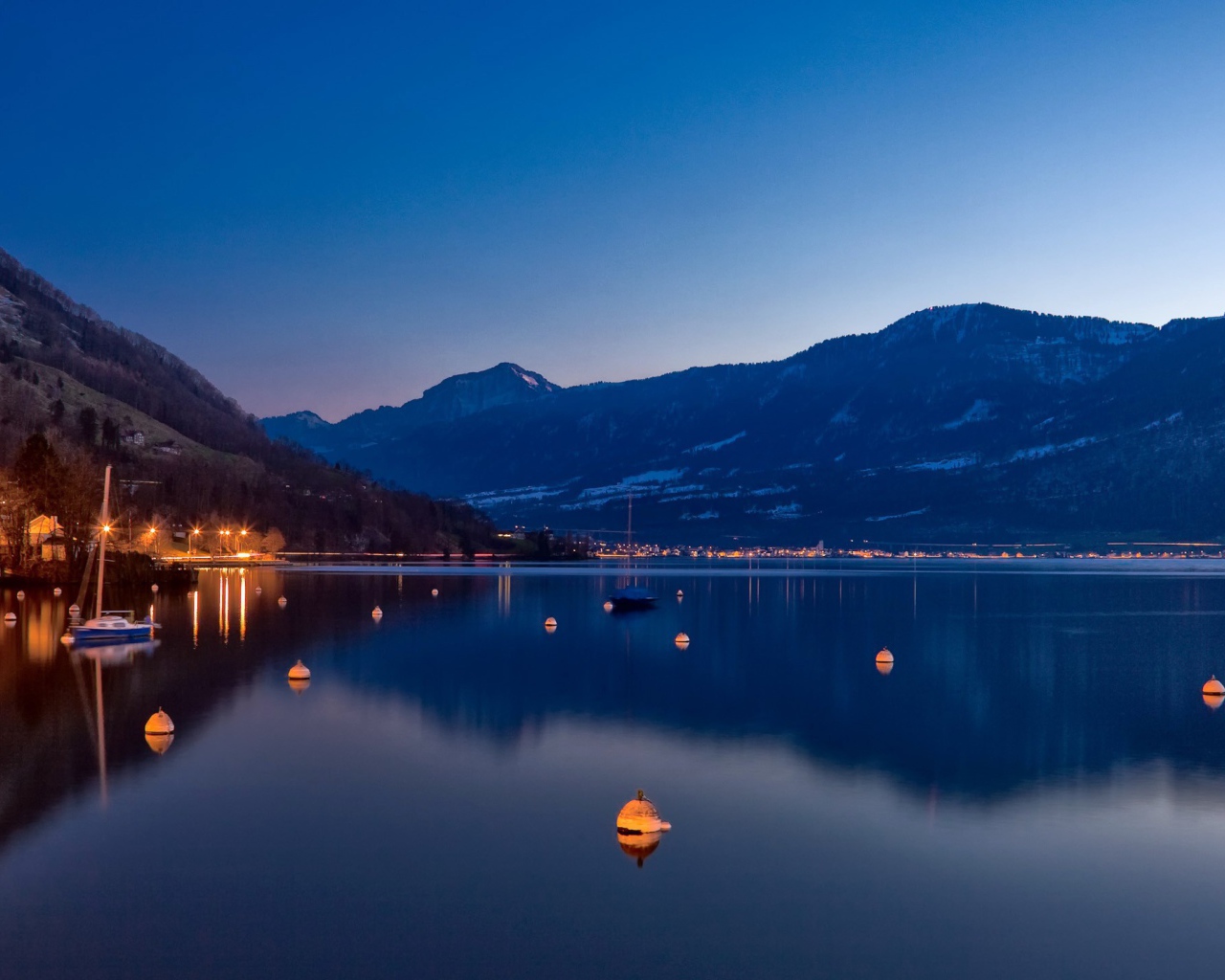 Тихая вода среди гор