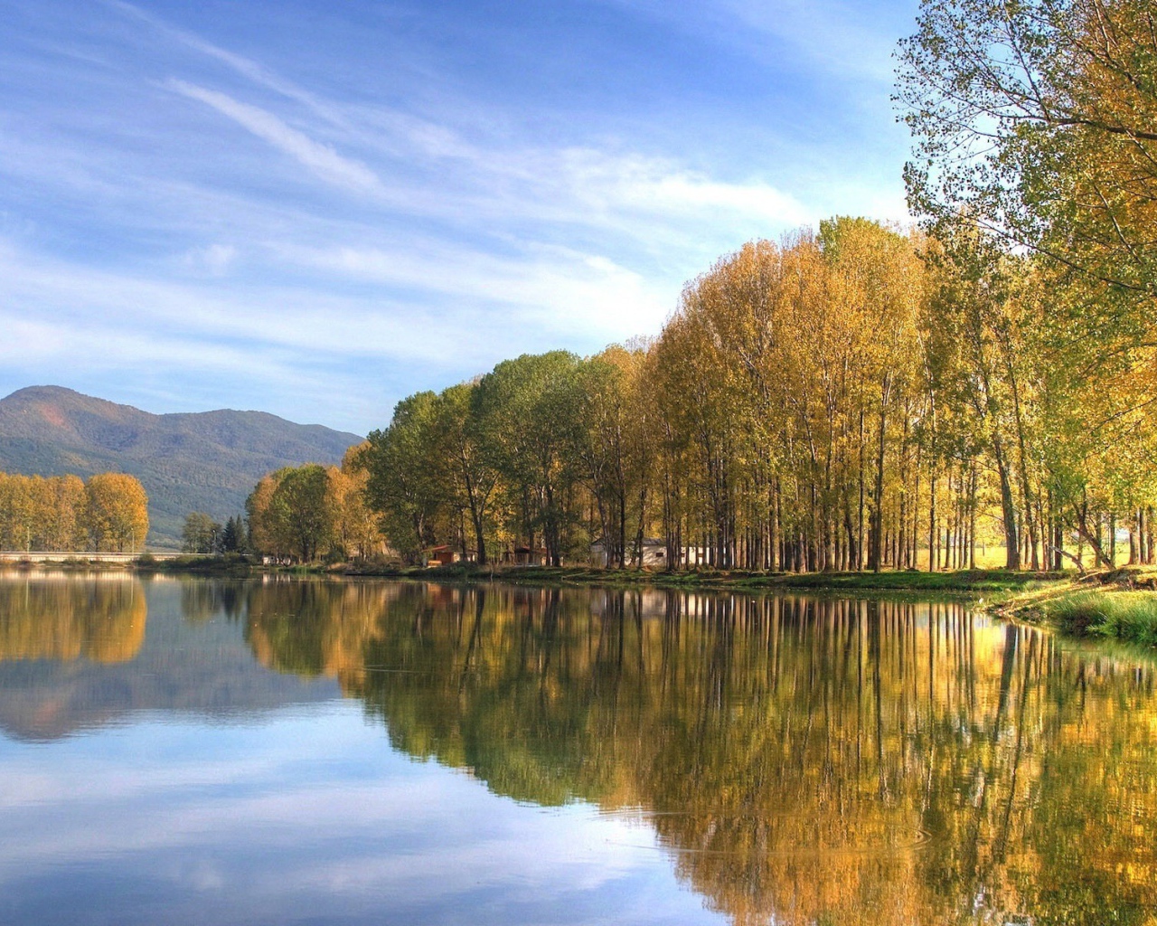 Тихое голубое озеро