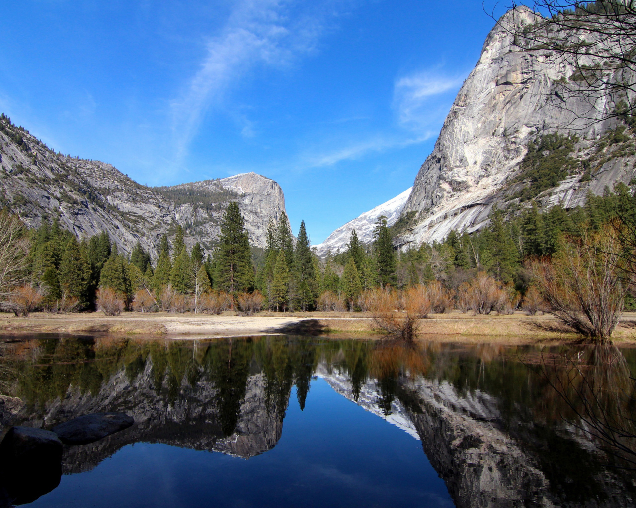 Отражение гор в озере