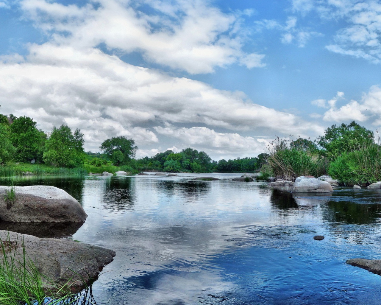 Каменистая река