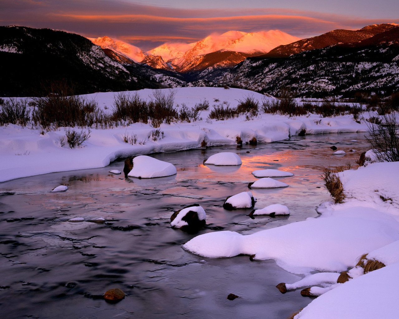 Снег на горной реке