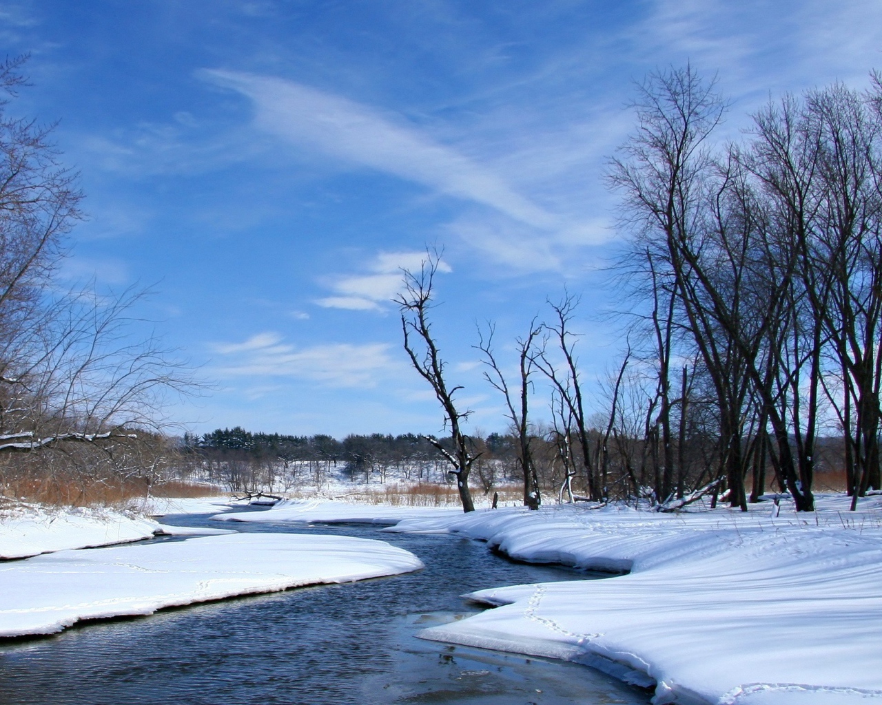 Снег на берегу реки