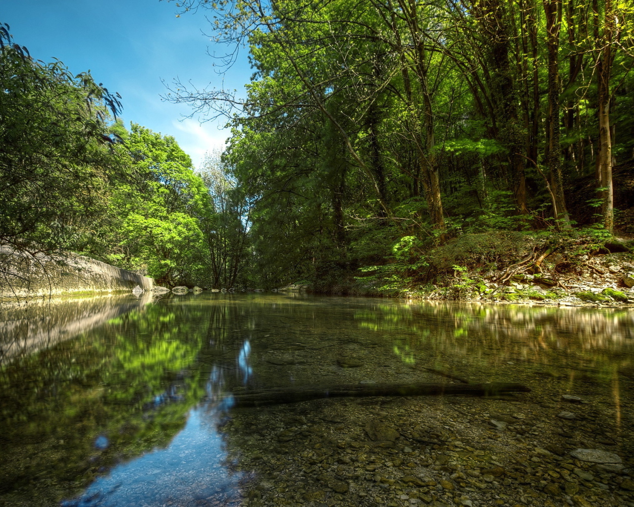 Прозрачная река