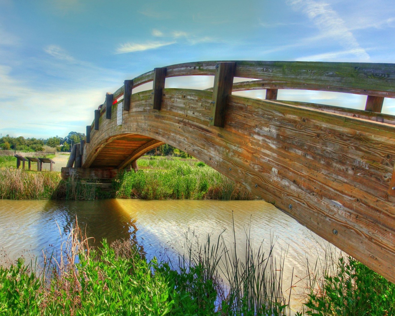 Деревянный мост через реку