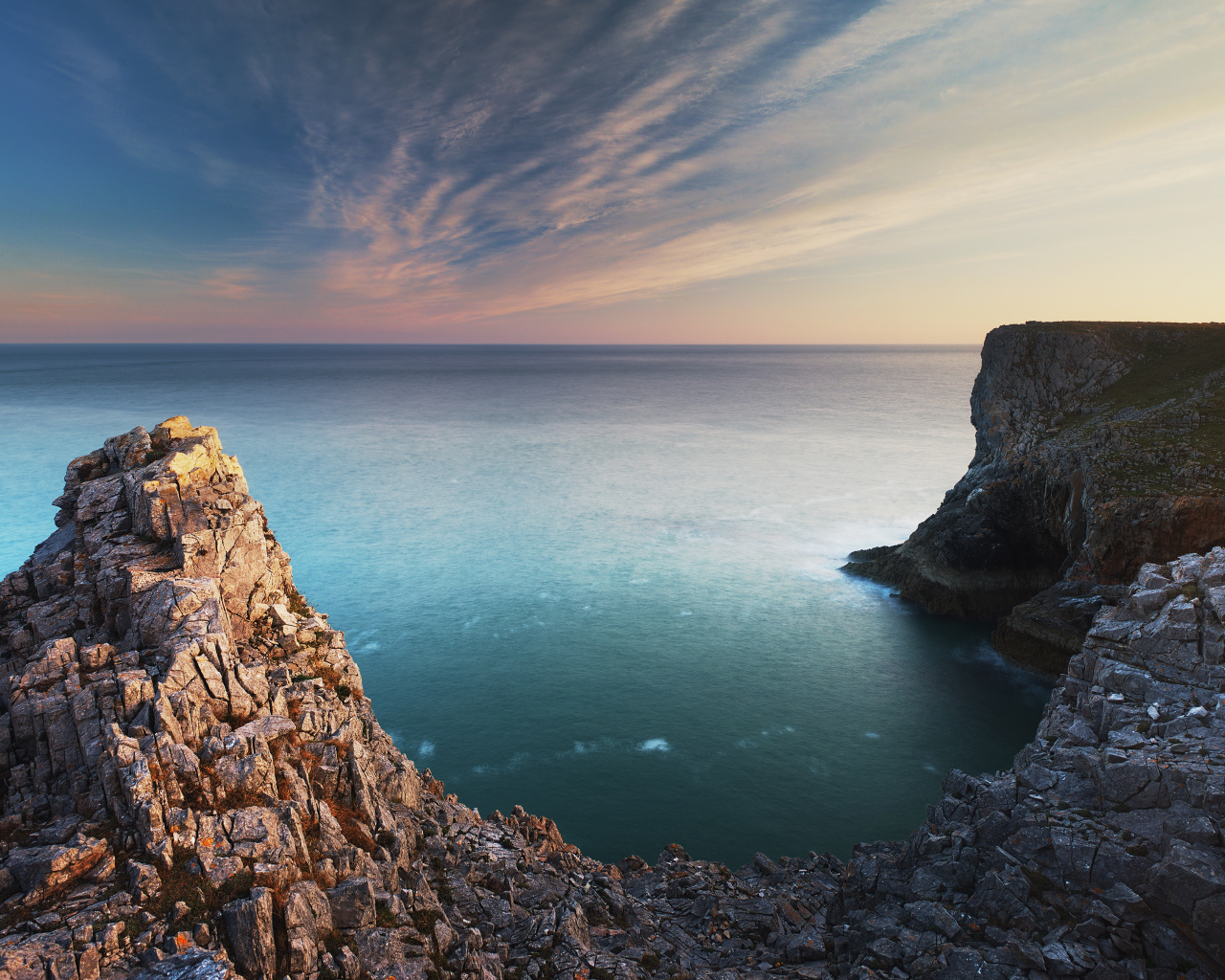Красивый скалистый берег
