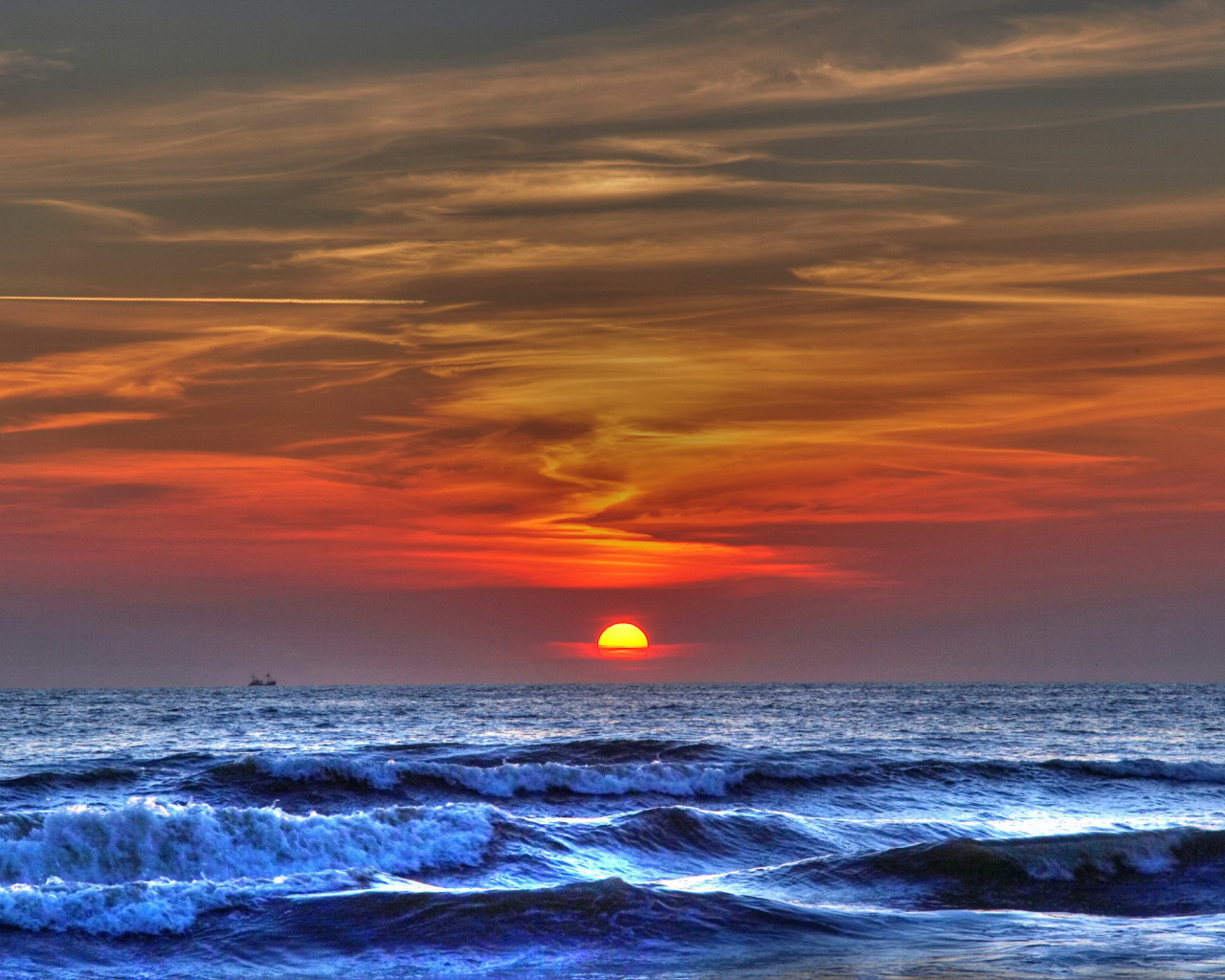 Синее море и красный закат