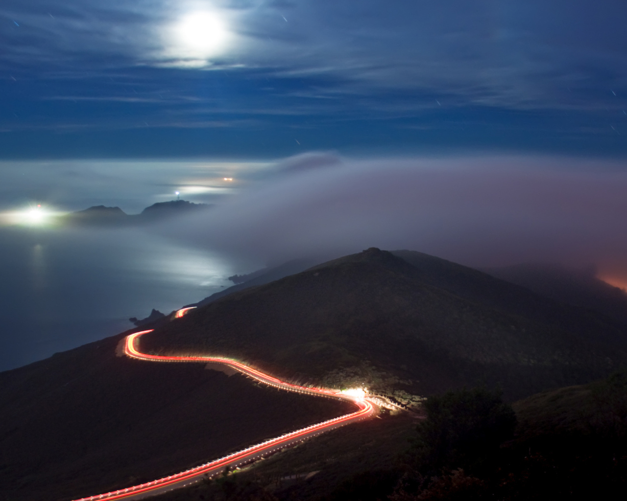 Светлая дорога вдоль моря