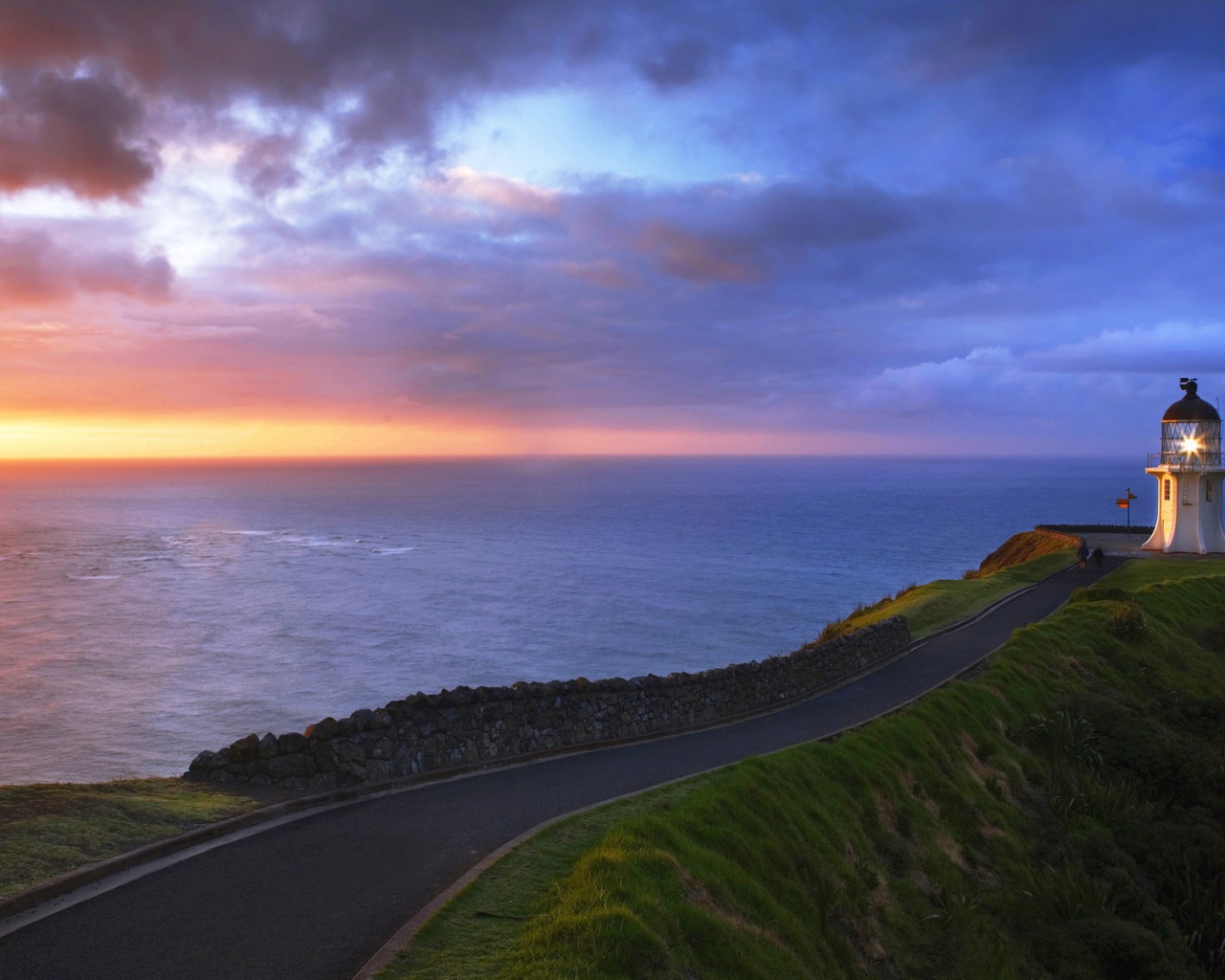 Маяк на мысе