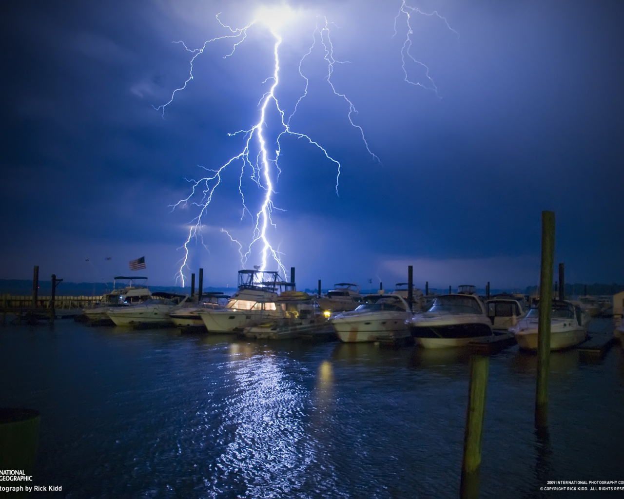 Молния ударила в лодки