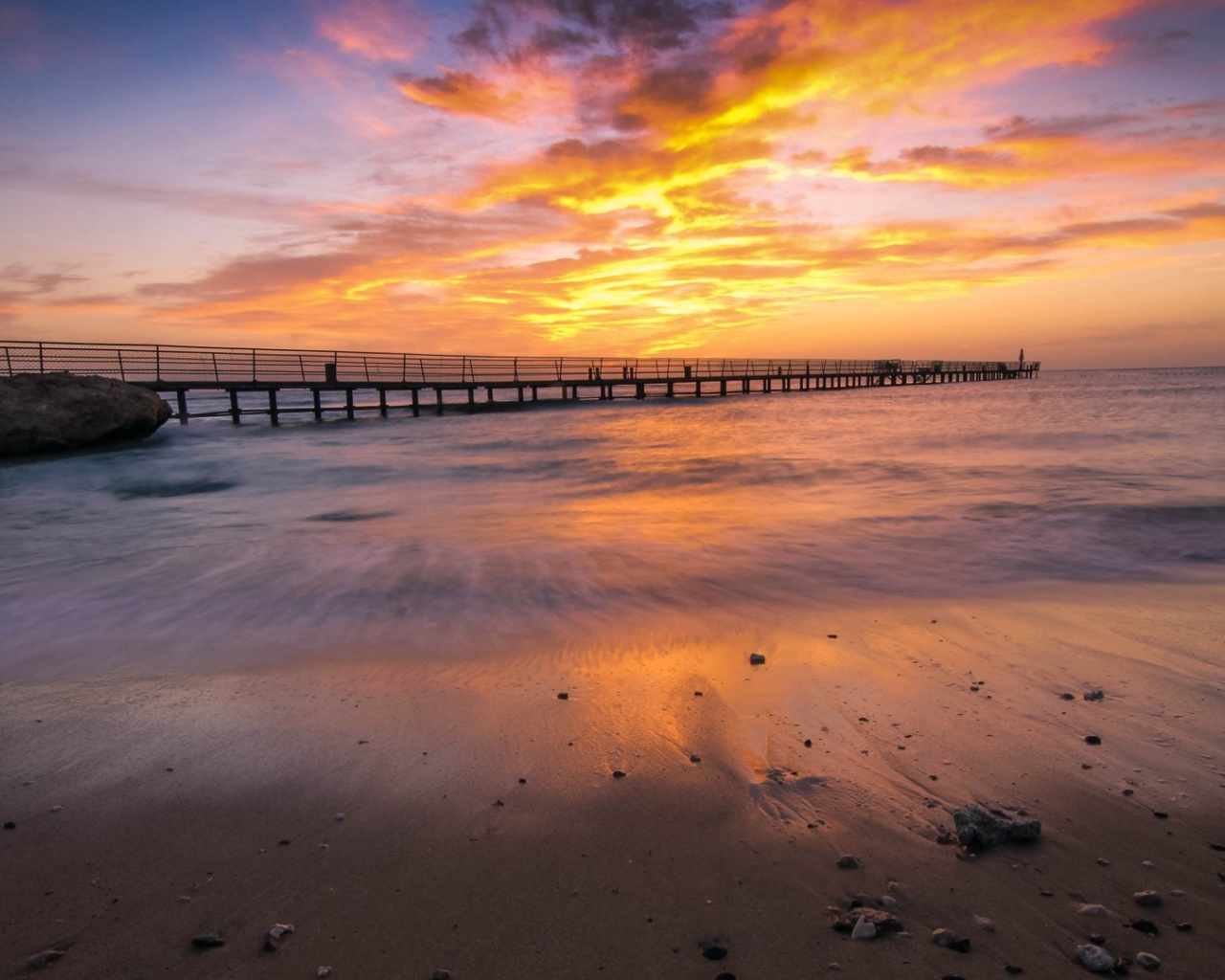 Морской причал на фоне заката