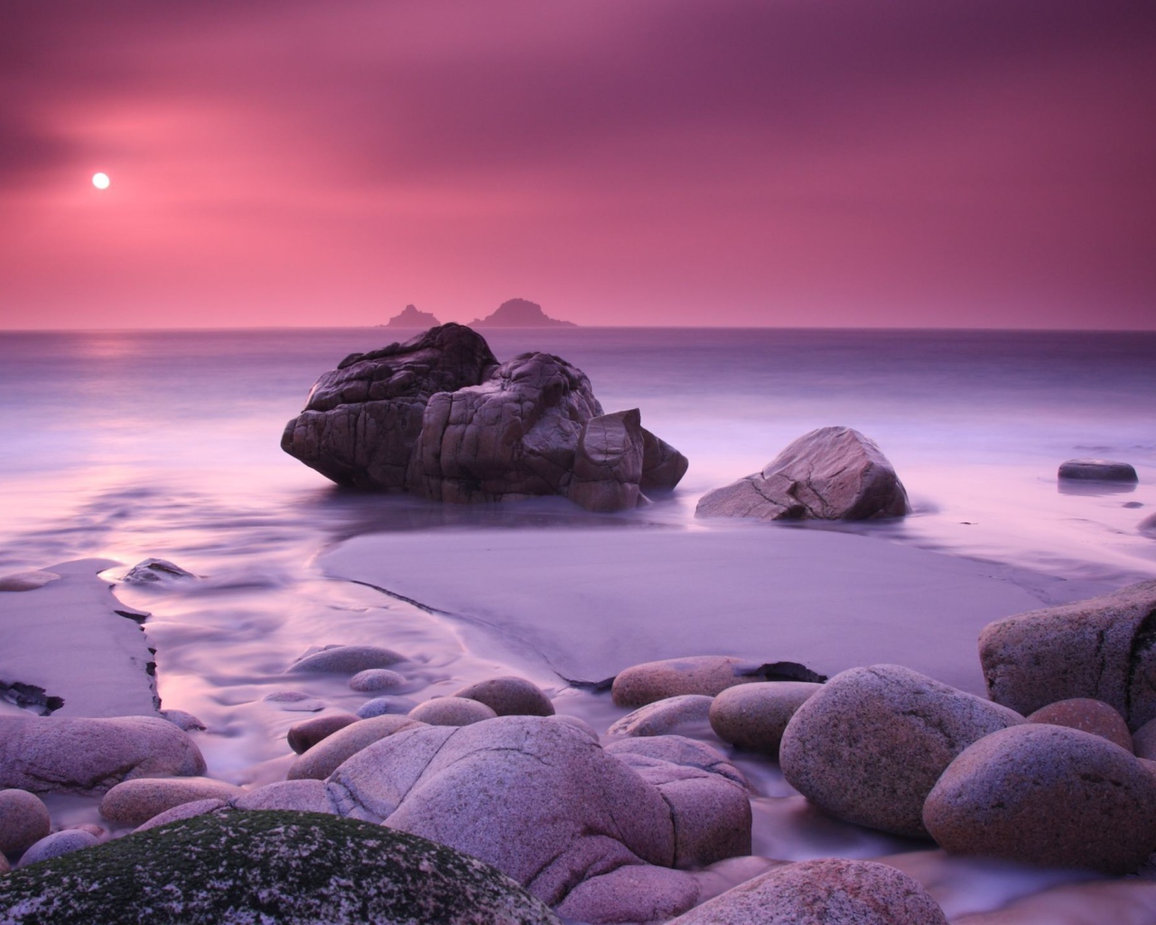 Розовое небо над морем