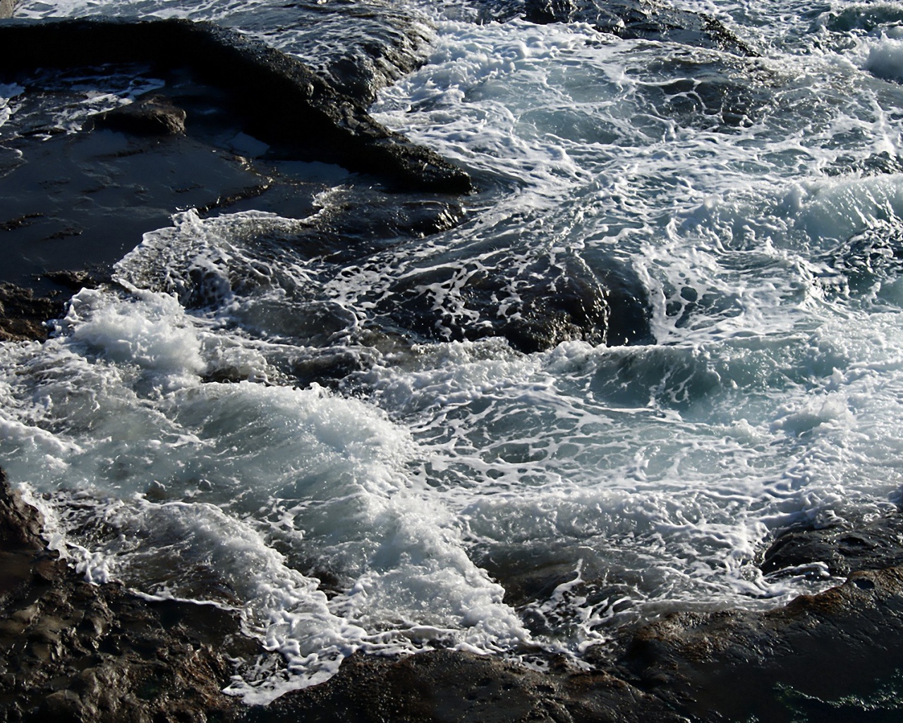 Бушующее  море у берега