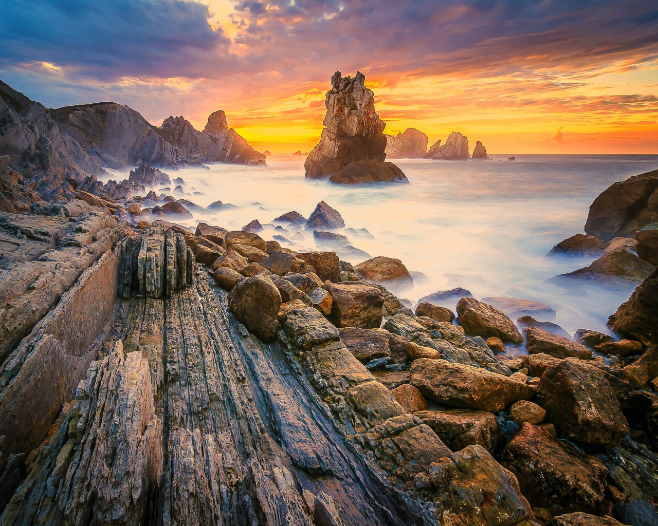 Скалы на берегу