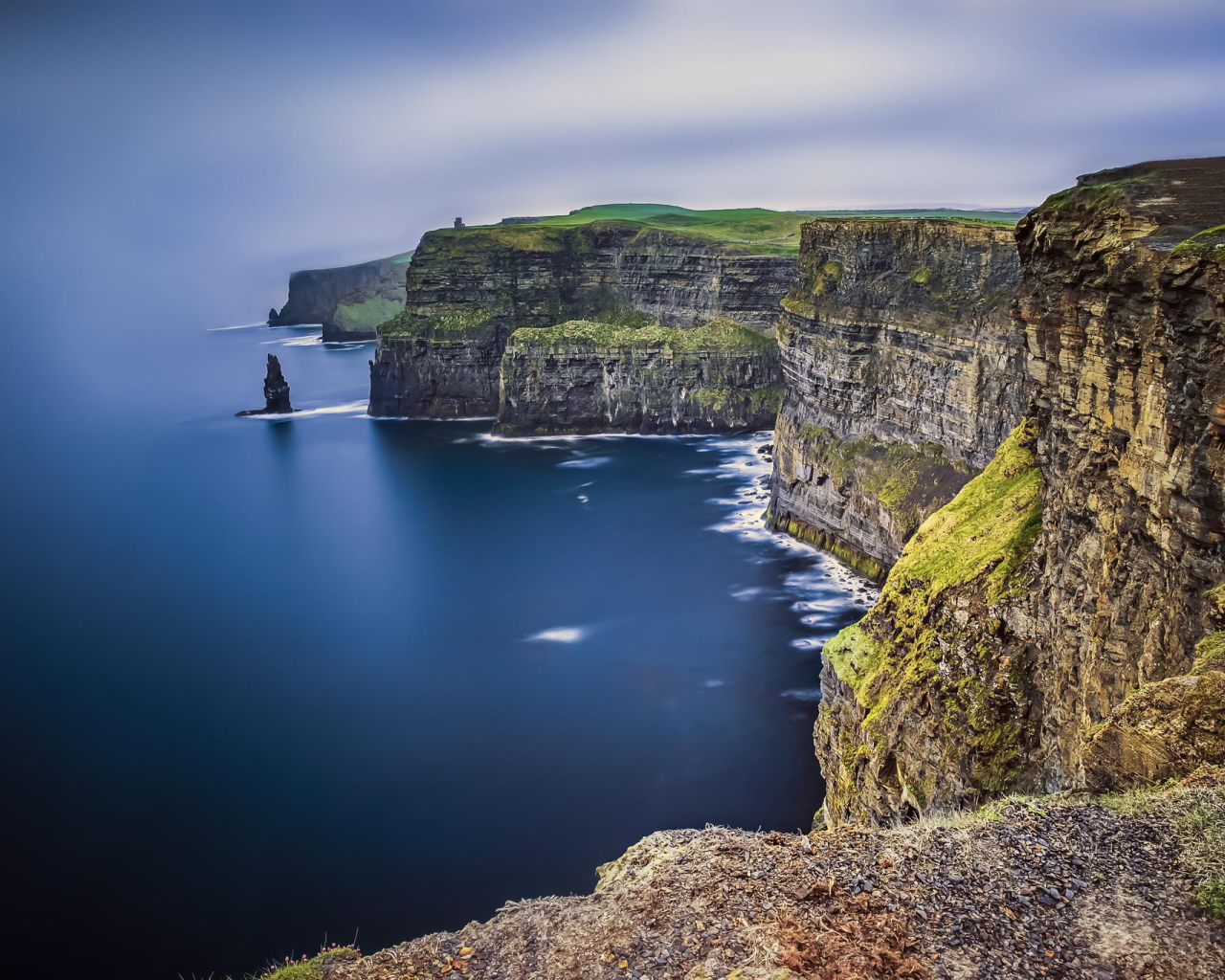 Скалистый морской берег