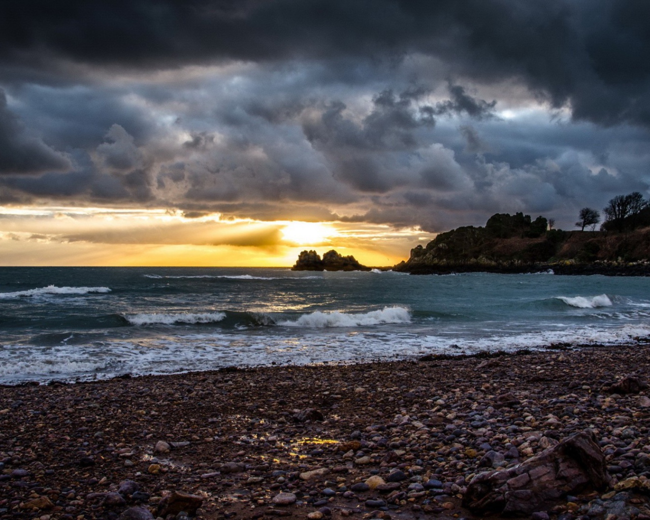 Каменистый берег