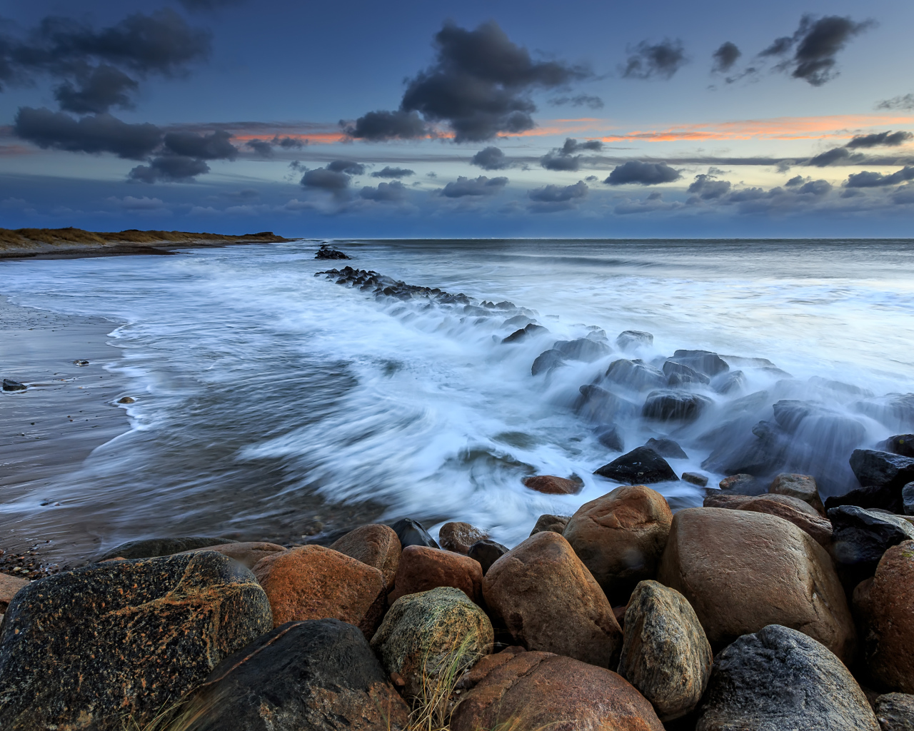 Накатывает седое море