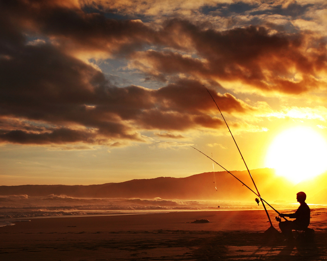 Рыбак ждет когда придет море