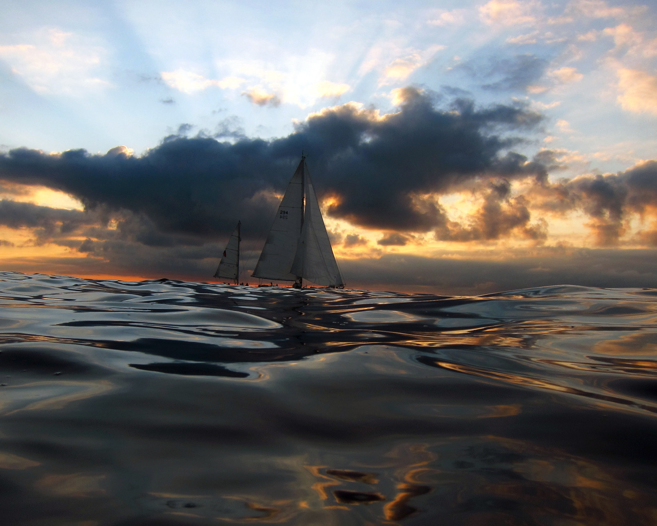 Парусники в море вечером