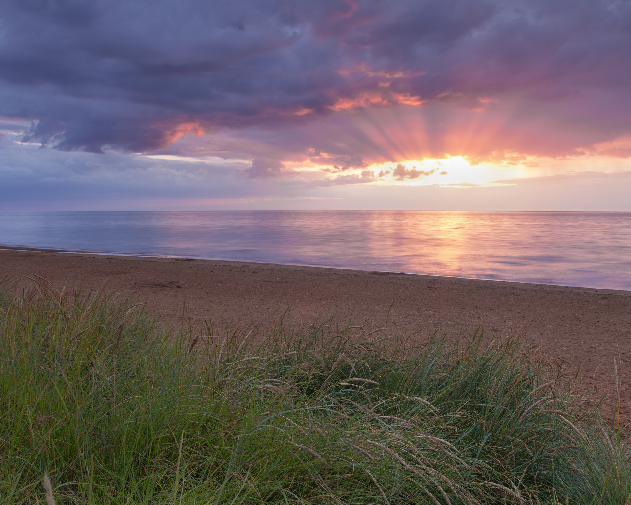 Море и лучи вечернего солнца