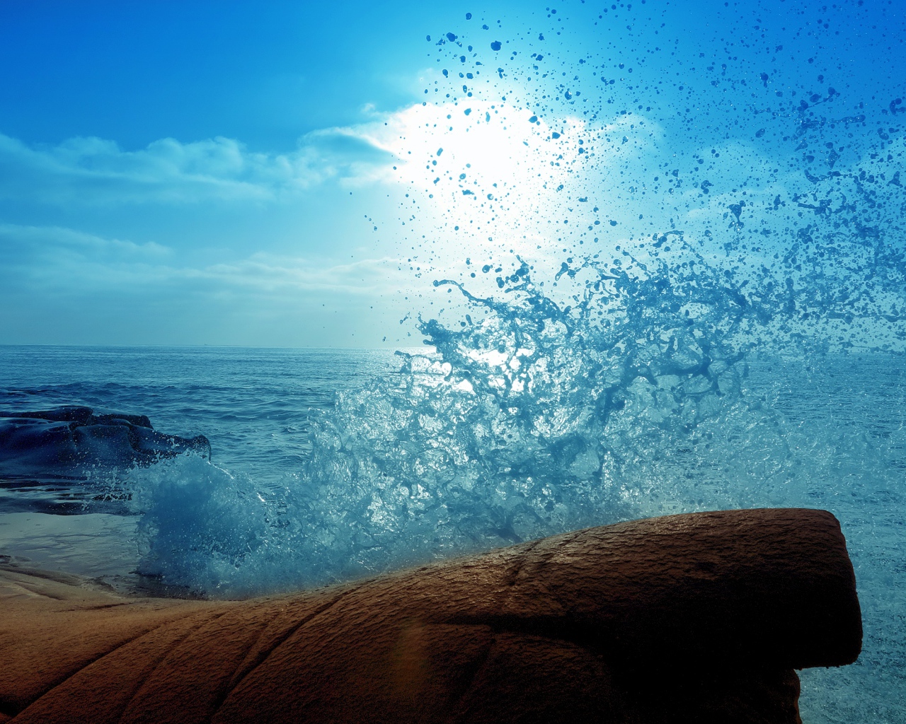 Брызги прибоя у берега